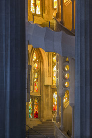 Espagne, Catalogne, Barcelone, quartier de l'Eixample, basilique de la Sagrada Familia de l'architecte du modernisme catalan Antoni Gaudi classée Patrimoine Mondial de l'UNESCO, un des deux escaliers en colimaçon du déambulatoire donnant accès à la partie supérieure du chœur, l'intérieur la facade de l'abside neo-gothique en arrière plan