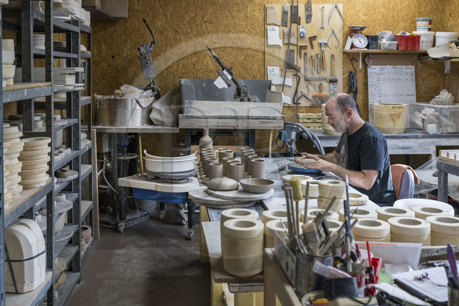 France, Nièvre, Nevers, Faïencerie Georges, the workshop, Raphael in the making