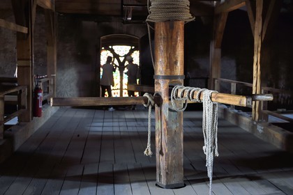 France, Bas-Rhin (67), Strasbourg, vieille ville classée au Patrimoine Mondial de l'UNESCO, la cathédrale Notre-Dame, charpente des combles de la nef et un cabestan qui servait jadis à monter les matériaux, au fond de la pièce une porte ouvre directement sur la grande rosace