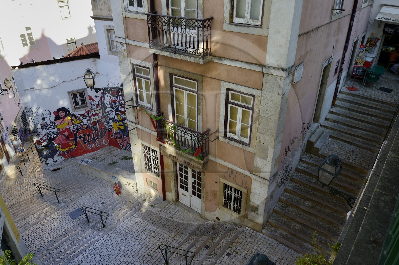 Portugal, Lisbonne, quartier de l'Alfama, ruelle en escaliers escadinhas de Sao Cristovao, fresque sur le Fado