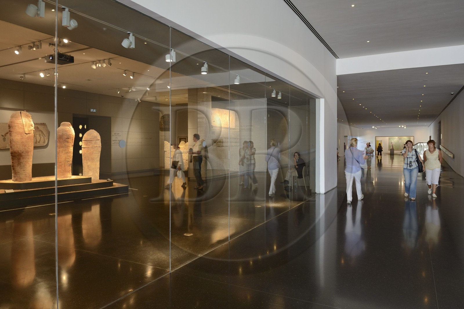 Israel, Jérusalem, quartier de Guivat Ram, musée d'Israel, departement d'archéologie, cercueils de forme humaine de Deir el-Balah, poterie du 13e siècle avant notre ère