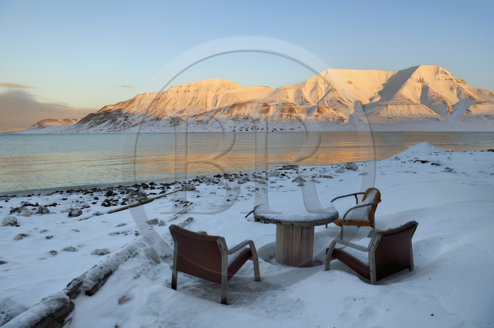 Norvège, Svalbard, Spitzberg, Longyearbyen, table avec vue en bordure de l'Adventfjorden