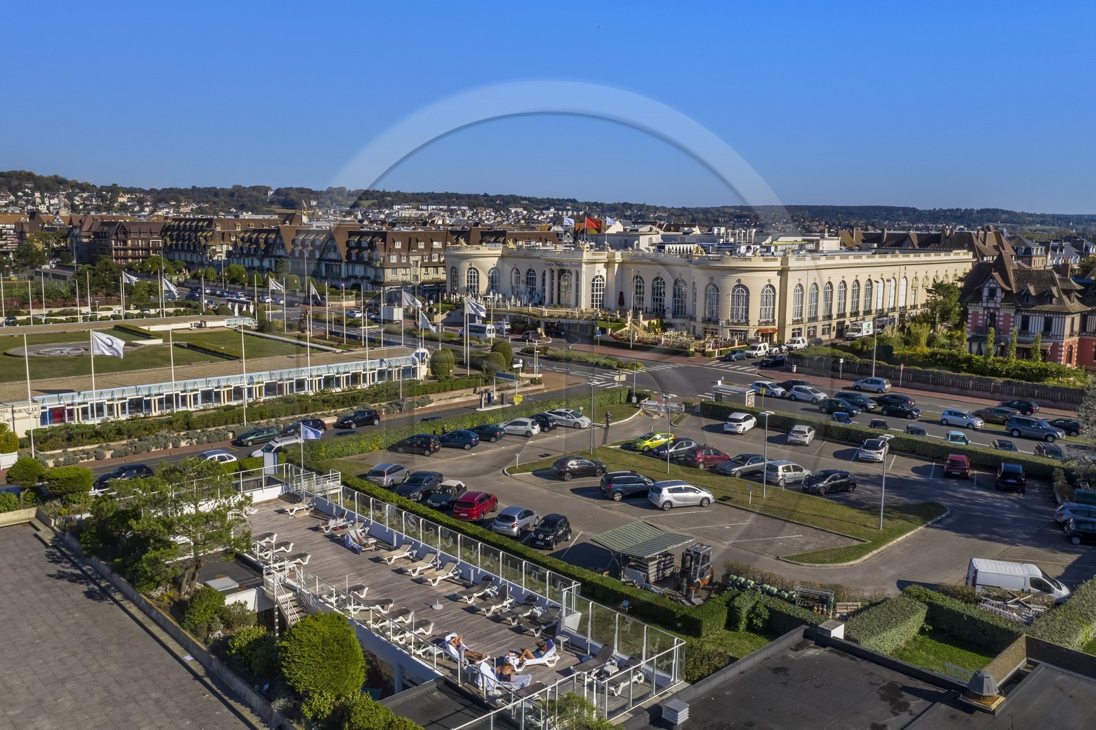 France, Calvados (14), Pays d'Auge, Deauville, Casino Barriere de Deauville et le centre de Thalassotherapie au premier plan