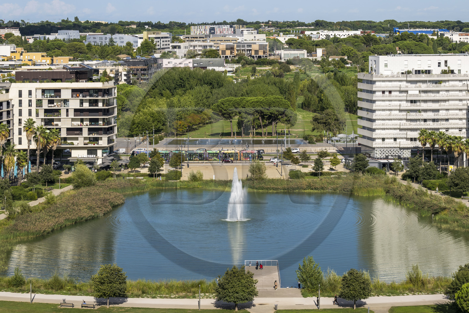 France, Hérault (34), Montpellier,  quartier de Port Marianne, immeubles d'habitation autour du  Bassin Jacques Coeur et le Parc Georges Charpak en arrière plan