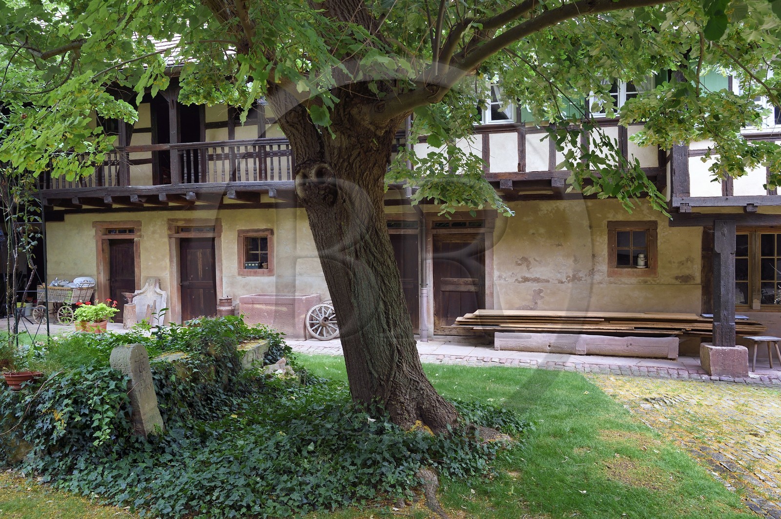 France, Bas-Rhin (67), Nordheim, chambre d'hotes Unter der Linde, cour de ferme traditionnelle