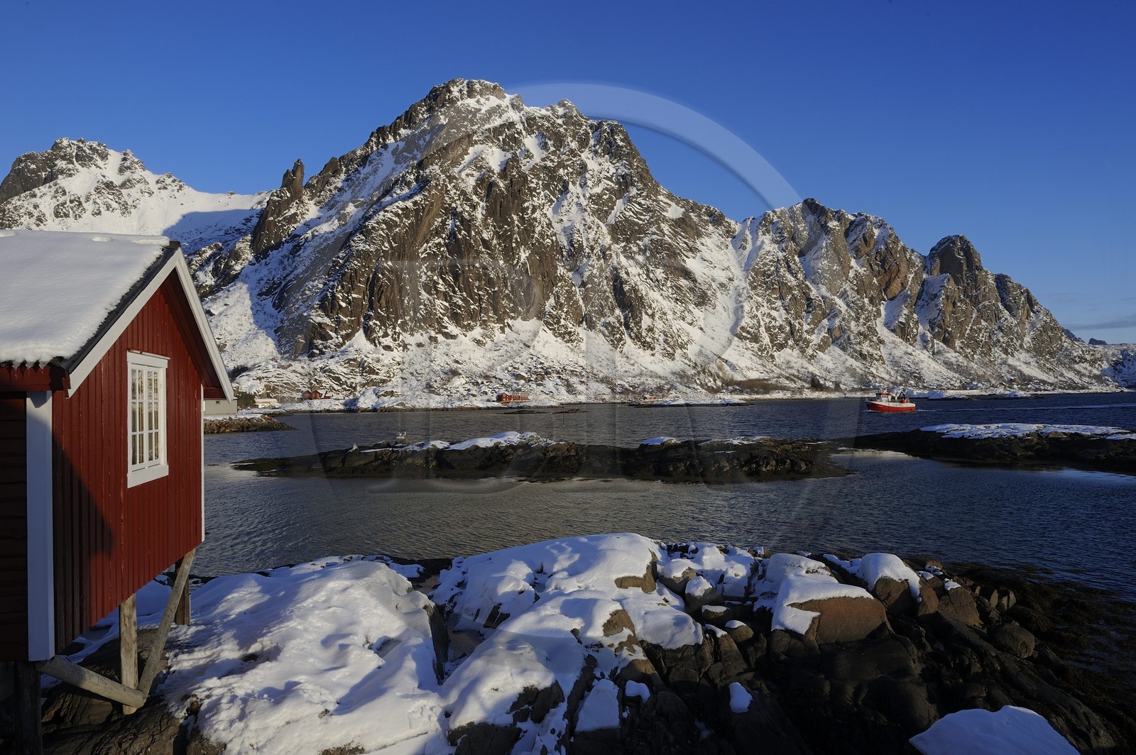 Norvège, Nordland, Iles Lofoten, le port de Svolvaer, cabanes de pêcheurs rorbuer