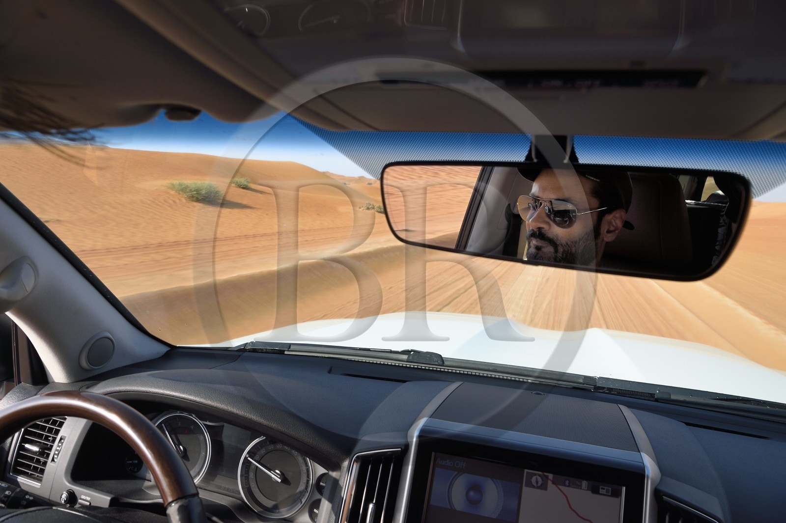 Sultanat d'Oman, gouvernorat de Ash Sharqiyah, désert des Wahiba Sands ou Sharqiya Sands, 4x4 sur la piste qui slalome entre les dunes de sable