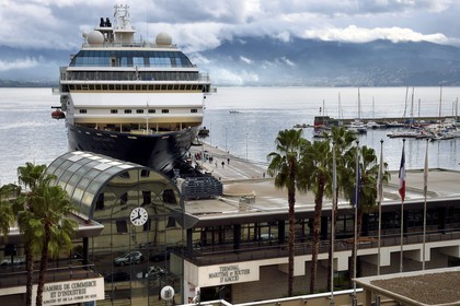 France, Corse-du-Sud (2A), Ajaccio, bateau de croisière dans le port