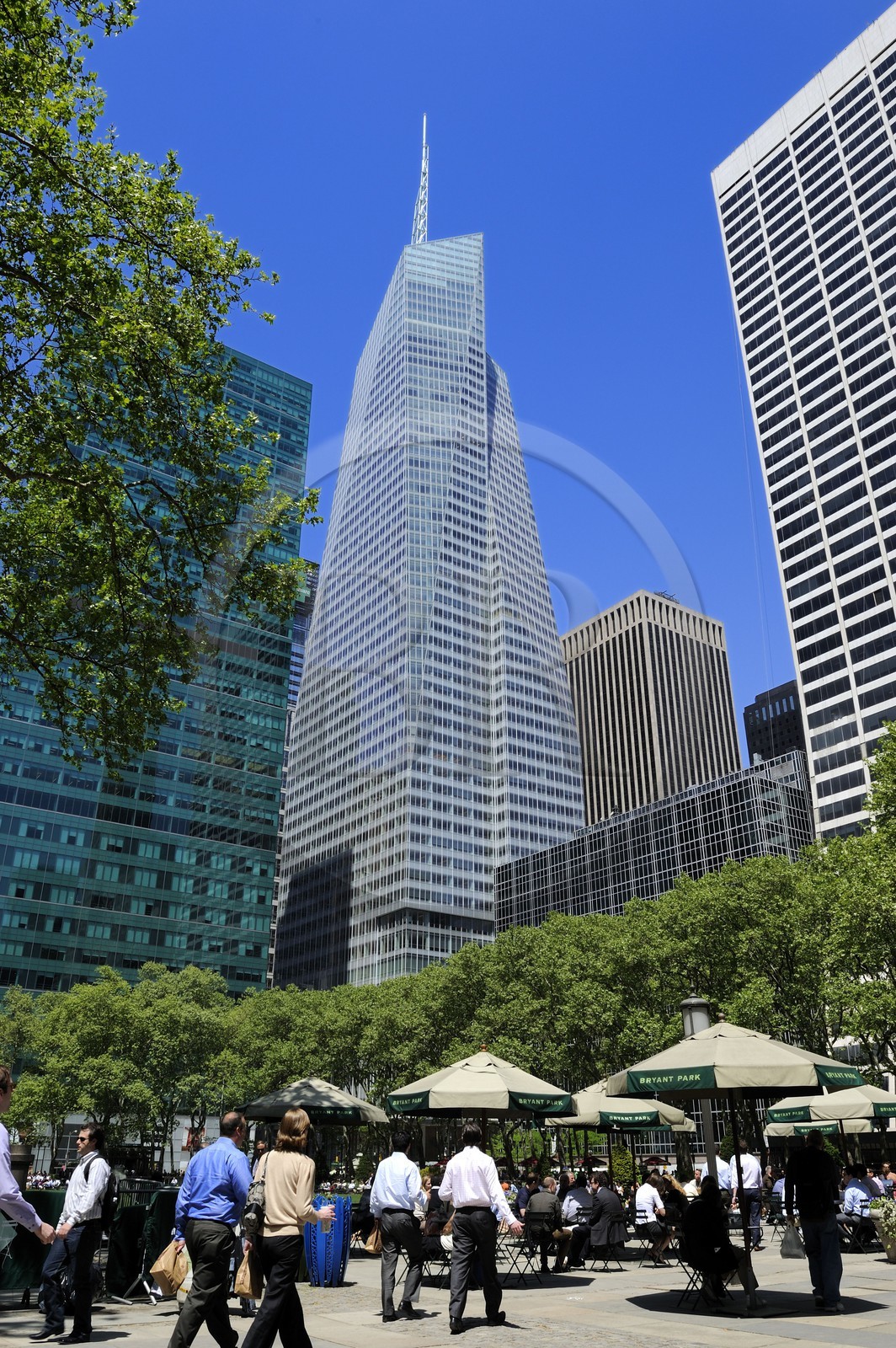 Etats-Unis, New York, Manhattan, Midtown, Bank of America Tower (2009) sur la 42nd Street et 6th Avenue depuis Bryant Park