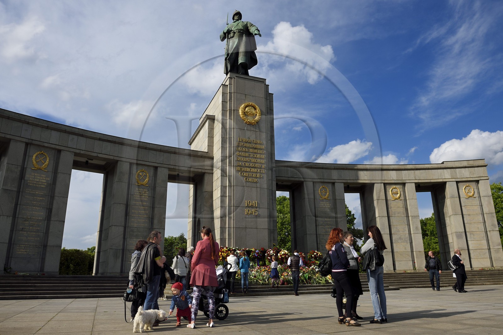 Allemagne, Berlin, quartier de Tiergaten, mémorial soviétique dédié aux 81 116 combattants de l'Armée rouge tombés durant la bataille de Berlin en avril-mai 1945, célébration annuelle de la capitulation nazie le 9 mai 1945 pour les russes