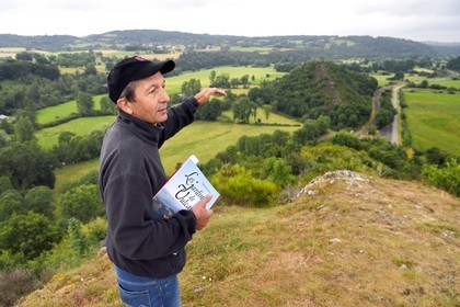 France, Puy-de-Dôme (63), sur la butte basaltique de Saint-Pierre-Le-Chastel surplombant la vallée de la Sioule, l'ingénieur agronome et géographe Yves Michelin, passionné d'histoire et de paléontologie, est aussi auteur de livres et un des acteurs du classement de la Chaîne des Puys et de la Faille de Limagne au patrimoine mondial de l’Unesco