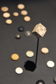 France, Puy-de-Dôme (63), plateau de Gergovie, site historique de la bataille entre les Arvernes et les légions de César en 52 avant Jésus-Christ, Musée Archéologique, Dé en os et pions de jeu en verre au alentours de 30av. J.-C.