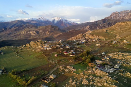 Azerbaïdjan, région de Quba (Guba), chaine de montagne du Grand Caucase, village de Giriz à l'aube (vue aérienne)