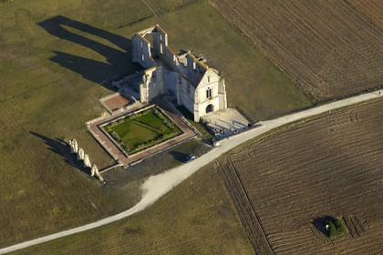 France, Charente-Maritime (17), ile de Ré, abbaye des Châteliers au sud de La Flotte (vue aérienne)
