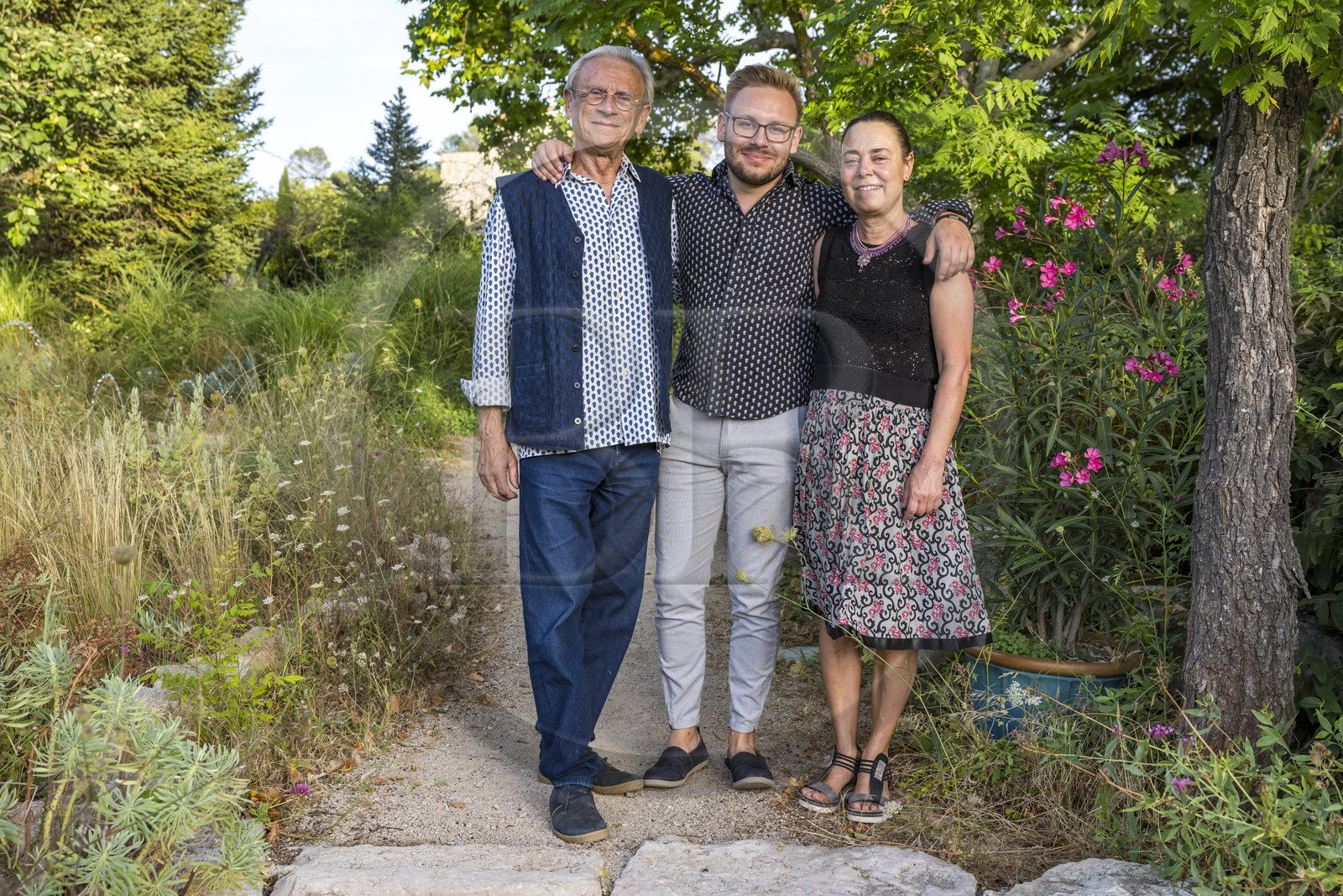 France, Var (83), Provence Verte, Bras, vers Saint-Maximin-la-Sainte-Baume, la maison d'hotes Le Peyrourier - une campagne en Provence, Martina et Claude Fussler et leur fils Fabrice