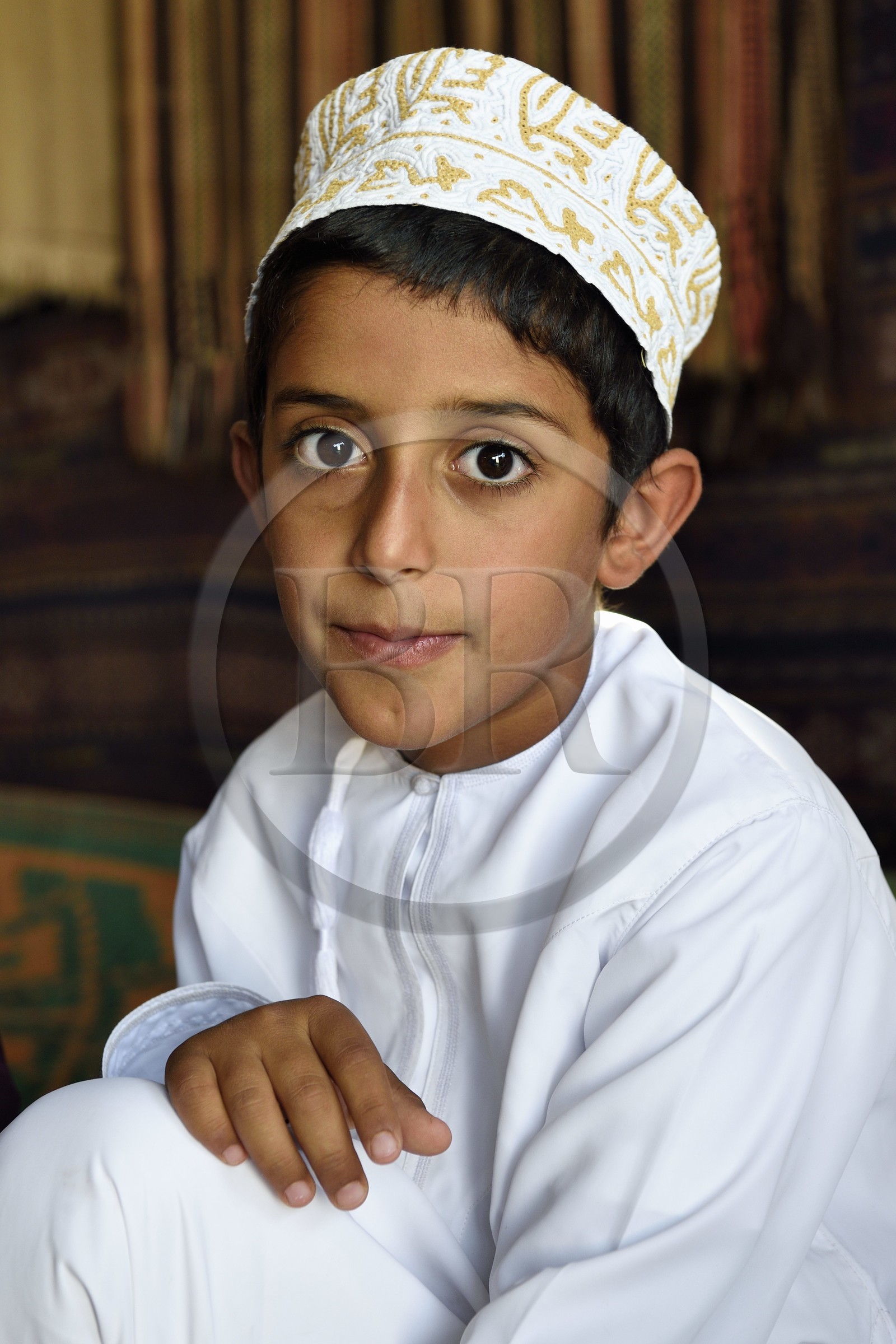 Sultanat d'Oman, gouvernorat de Ash Sharqiyah, désert des Wahiba Sands ou Sharqiya Sands, village bédouin de al-Wasil, famille bédouine al-Badri, Said qui rentre de l'école