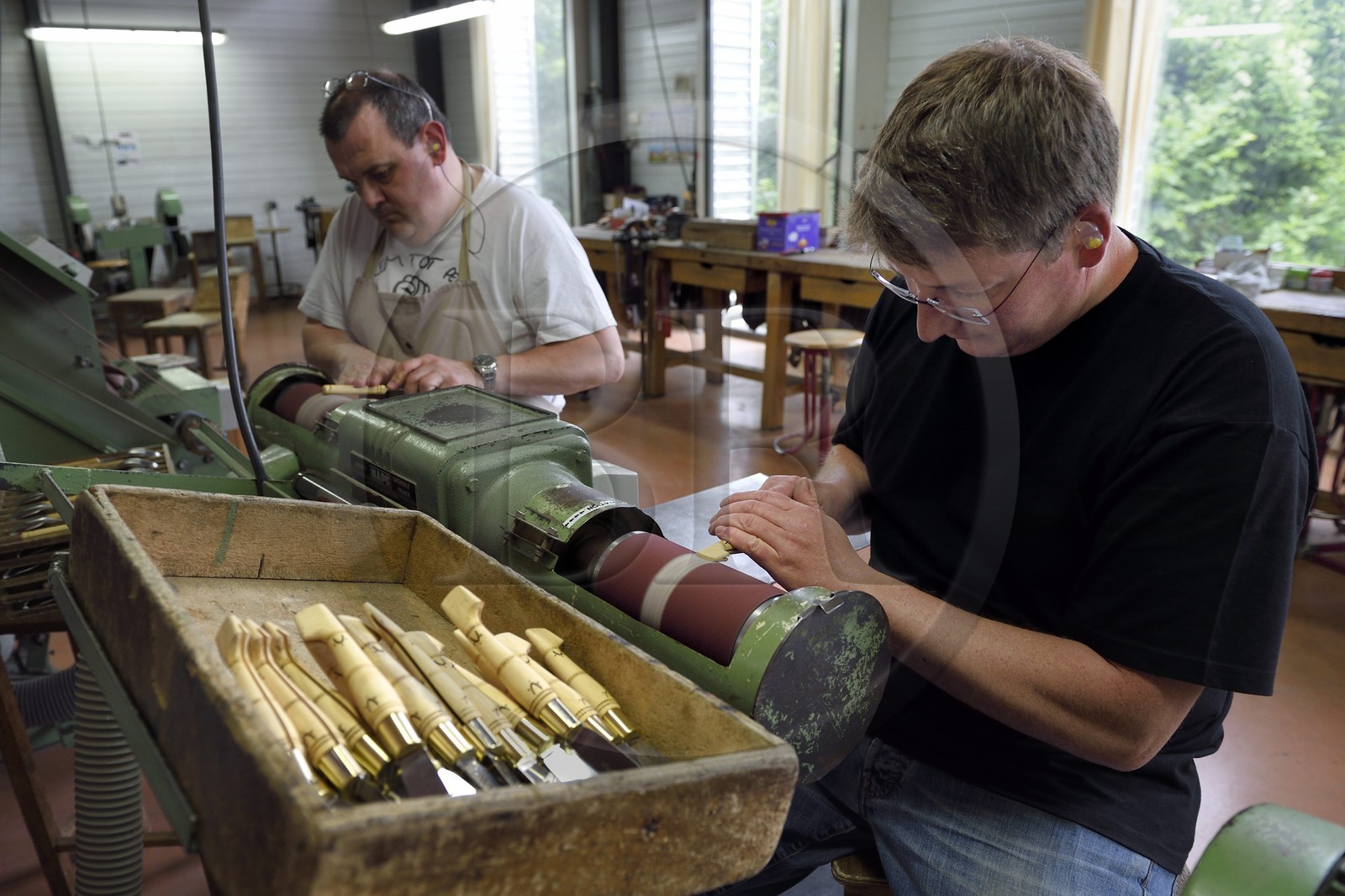 France, Dordogne (24), Périgord Vert, Nontron, fabrication des couteaux de Nontron à la Coutellerie Nontronnaise, dégrossissage du manche