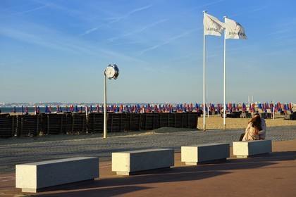 France, Calvados (14), Pays d'Auge, Deauville, les célèbres Planches sur la plage, couple d'amoureux