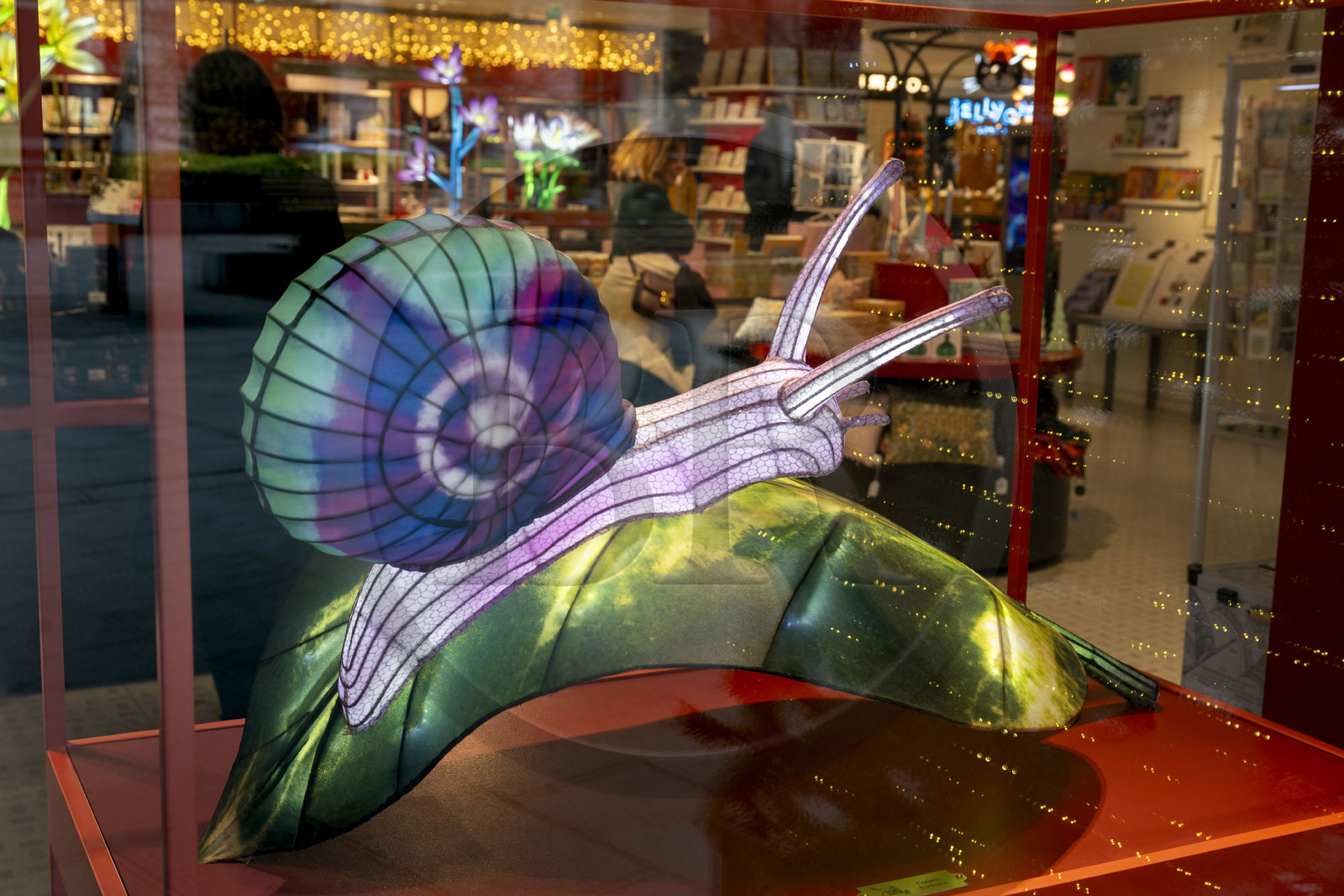 France, Paris (75), le grand magasin de La Samaritaine pendant les fêtes de Noël, réalisations de Thoiry Lumières Sauvages dans les vitrines de la facade