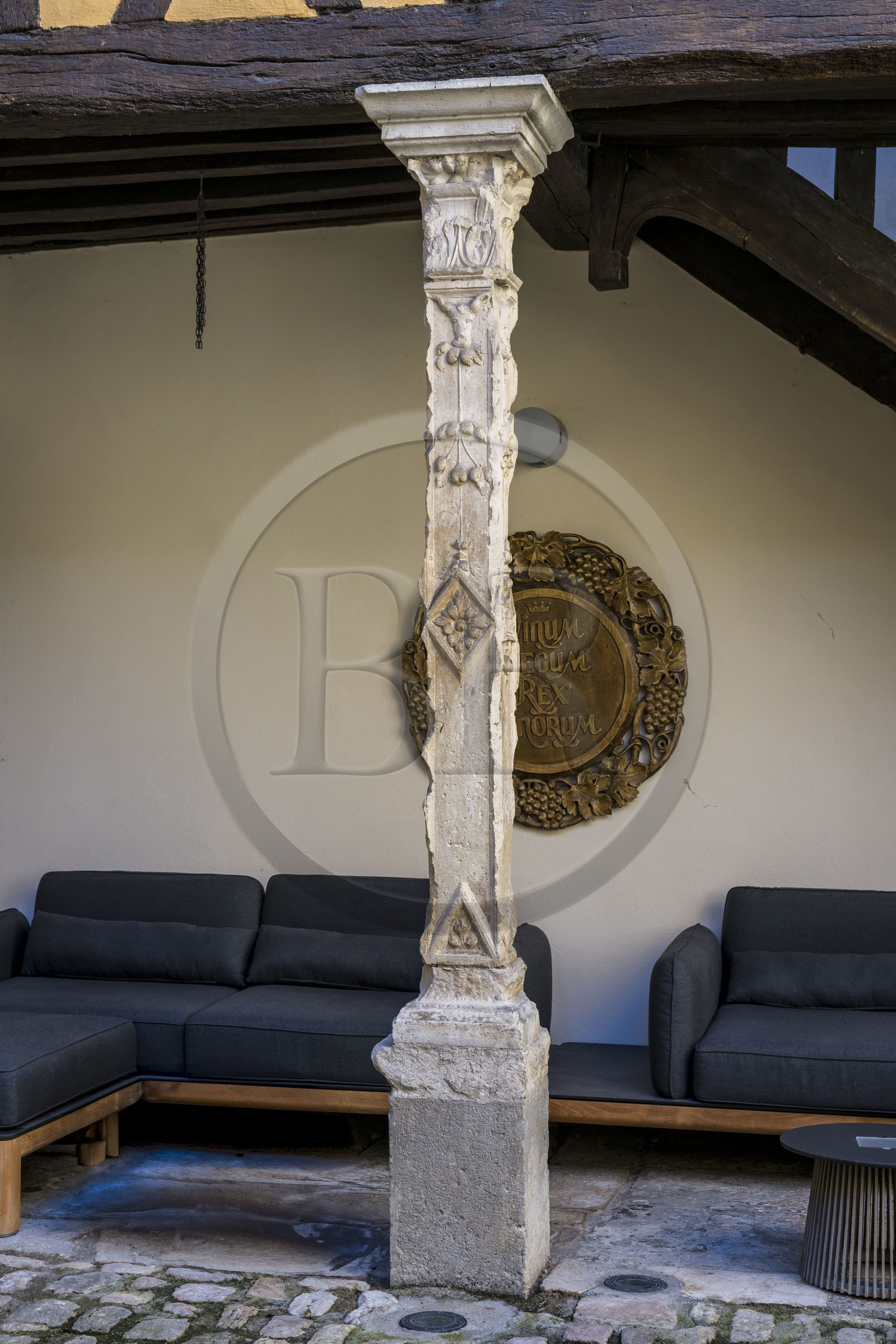 France, Côte-d'Or (21), les climats de Bourgogne classés Patrimoine Mondial de l'UNESCO, Beaune, Hotel Le Cep dans l’hôtel particulier Brunet de Monthelie du XVe et XVIe siècle, pilier de la cour à colombages Thiroux de Saint Félix datée de1570