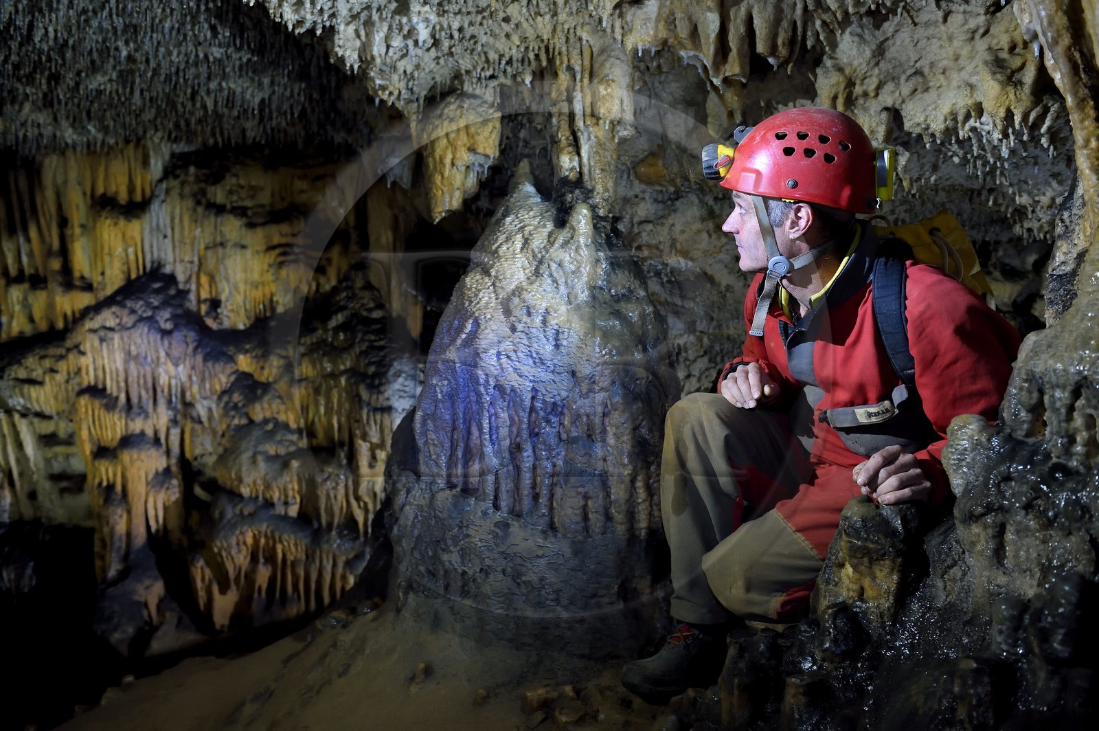 France, Dordogne (24), Périgord Noir, vallée de la Dordogne, Groléjac, le spéléologue Laurent Lignac de Couleur Périgord dans la grotte du Pechialet