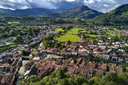 France, Pyrénées-Atlantiques (64), Pays-Basque, Saint-Jean-Pied-de-Port, le Pont Vieux sur la rivière Nive de Béhérobie et l'église Notre-Dame du Bout du Pont (vue aérienne)