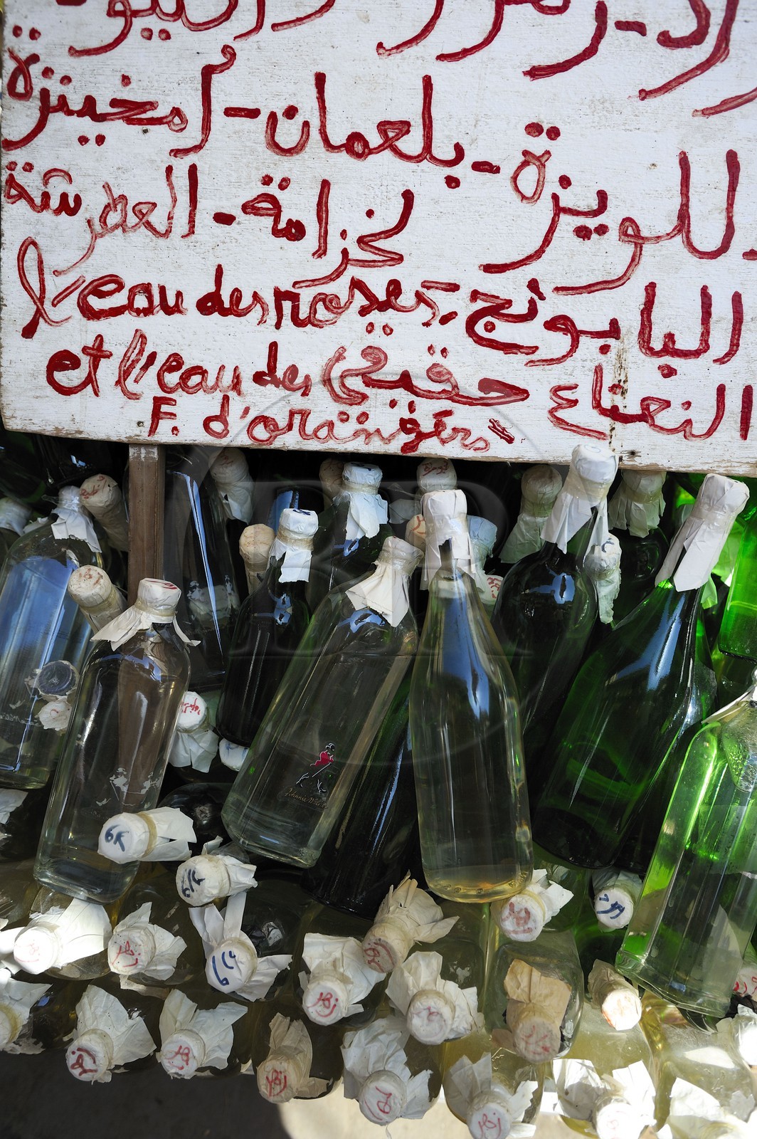 Maroc, Moyen Atlas, Fès, ville impériale, médina classée Patrimoine Mondial de l'UNESCO, Fès el Bali, vente d'eau de fleurs d'orangers