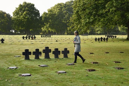France, Calvados (14), La Cambe, Cimetière militaire allemand de la deuxième guerre mondiale, Marie Annick Wieder conservatrice du cimetière