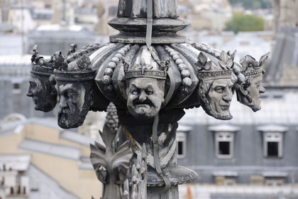 France, Paris (75), ile de la Cité, la Sainte Chapelle, têtes des rois qui ont régné sur le Palais au sommet de la toiture
