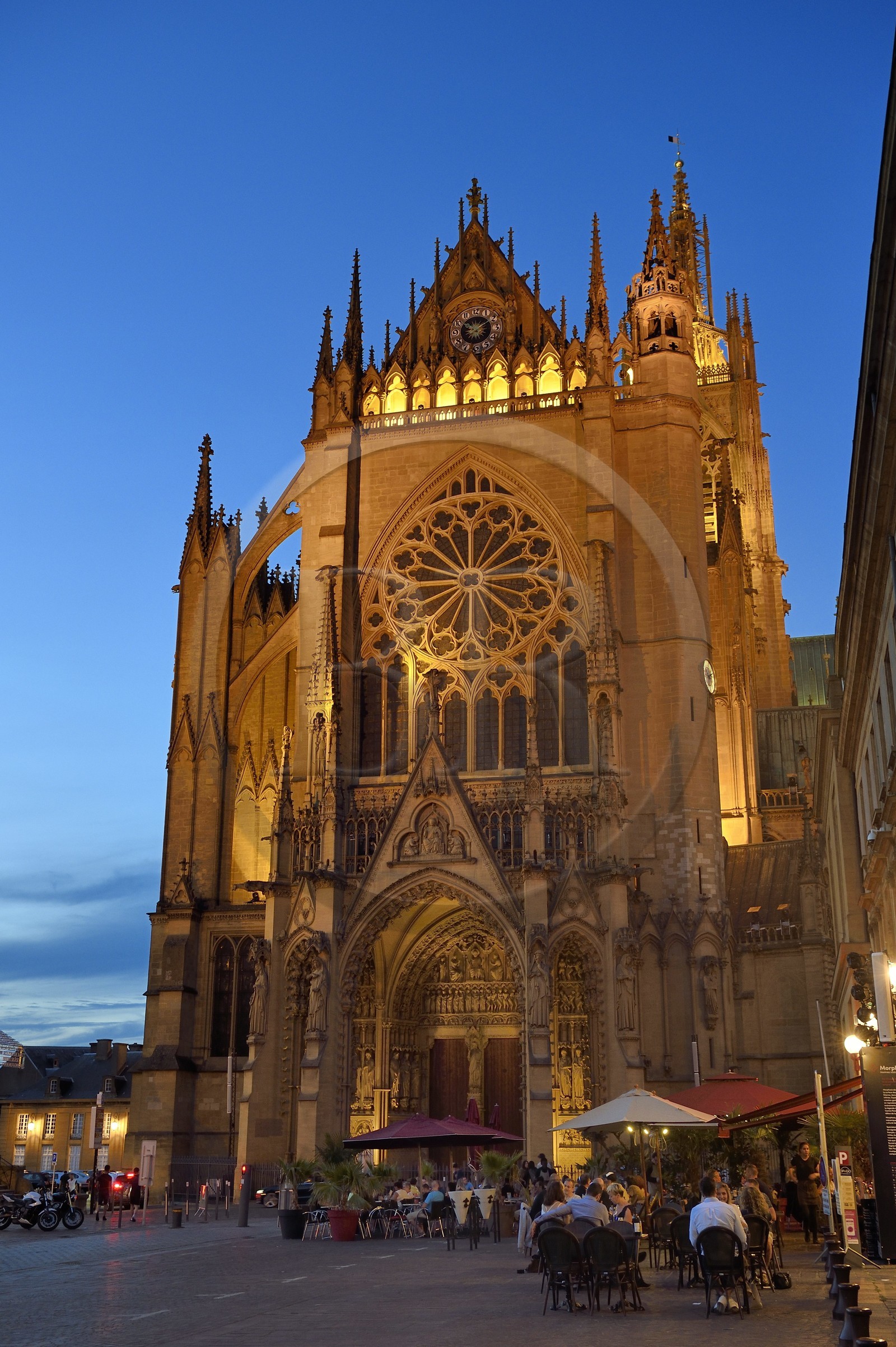 France, Moselle, Metz, Saint Etienne cathedral in pierre de Jaumont (stone of Jaumont), western facade above the main portal (Virgin portal) and Café terrace place Jean Paul 2