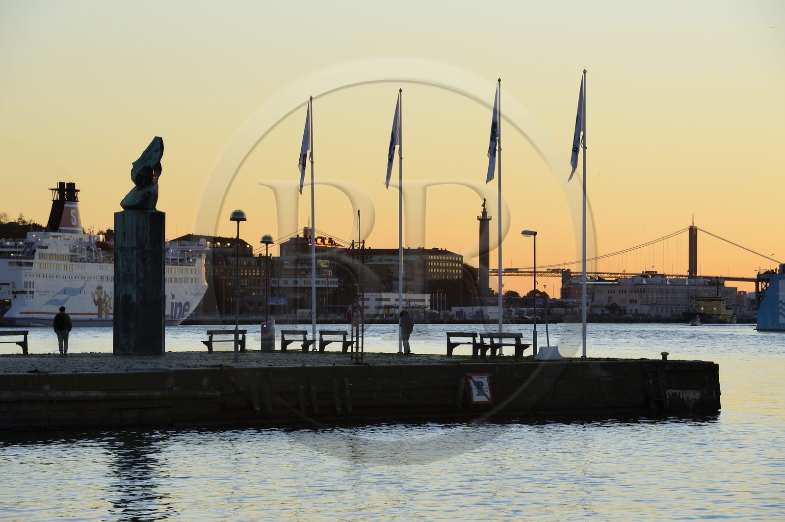 Suède, Västra Götaland, Göteborg (Gothenburg), la jetée de Stenpiren dans le port et le quai de Masthuggskajen