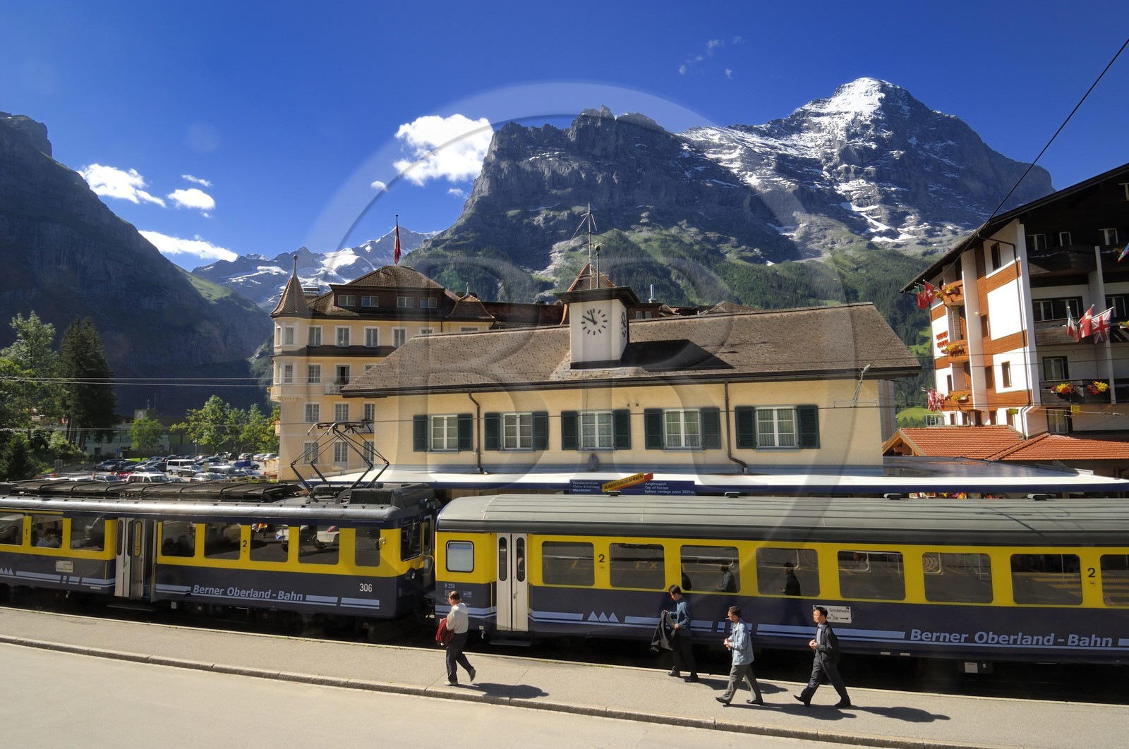 Suisse, Canton de Berne, Oberland Bernois, Grindelwald, train en gare et le mont Eiger (3 970m) en arrière-plan, partie du massif de la Jungfrau classé Patrimoine Mondial de l' UNESCO