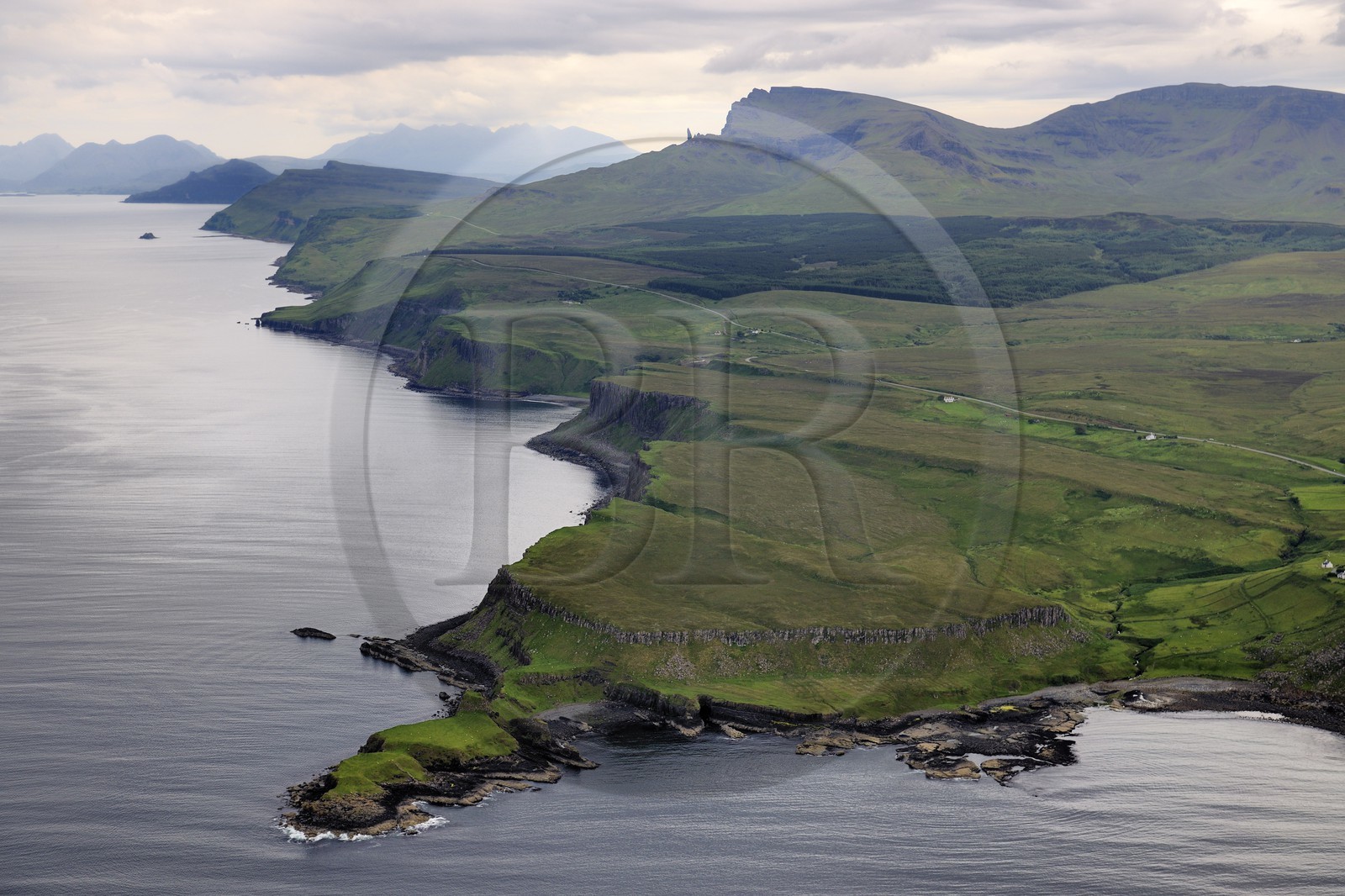 Royaume-Uni, Ecosse, Highland, Hébrides intérieures, Ile de Skye, péninsule Trotternish et le Old man of Storr au centre (vue aérienne)