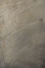 France, Gard (30), Saint-Gilles du Gard, église abbatiale de Saint-Gilles du XIIème-XIIIème siècle, classée Patrimoine Mondial de l'UNESCO au titre des chemins de Saint-Jacques de Compostelle en France, ruines de l'ancien choeur de l'église, graffitis gravés dans l'ancien escalier à vis