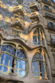 Espagne, Catalogne, Barcelone, quartier de l'Eixample, Passeig de Gracia, Casa Batllo de l'architecte du modernisme catalan Antoni Gaudi, site classé au Patrimoine Mondial de l'UNESCO, la grande verrière au profil sinueux du salon central de l'étage principal