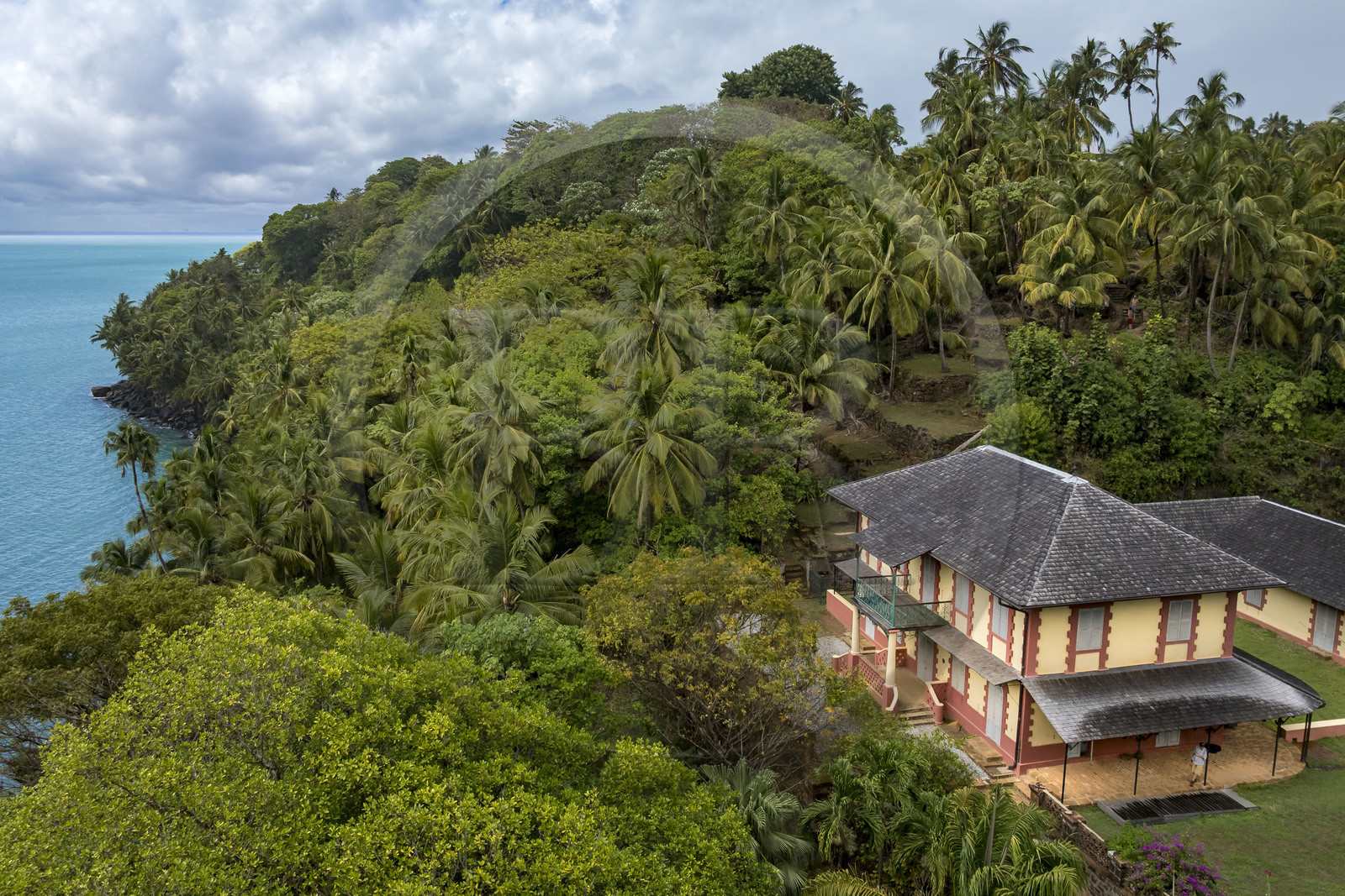 France, Guyane, Kourou, Iles du Salut, Ile Royale, la maison du directeur du bagne (vue aérienne)