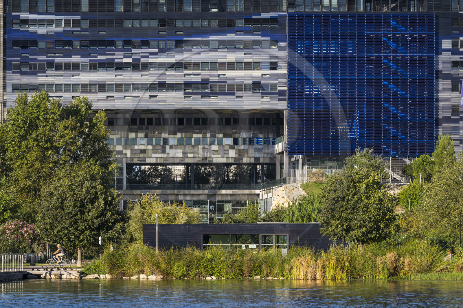 France, Hérault (34), Montpellier,  quartier de Port Marianne, l'Hotel de Ville conçu par les architectes Jean Nouvel et François Fontès et le Bassin Jacques Coeur au premier plan
