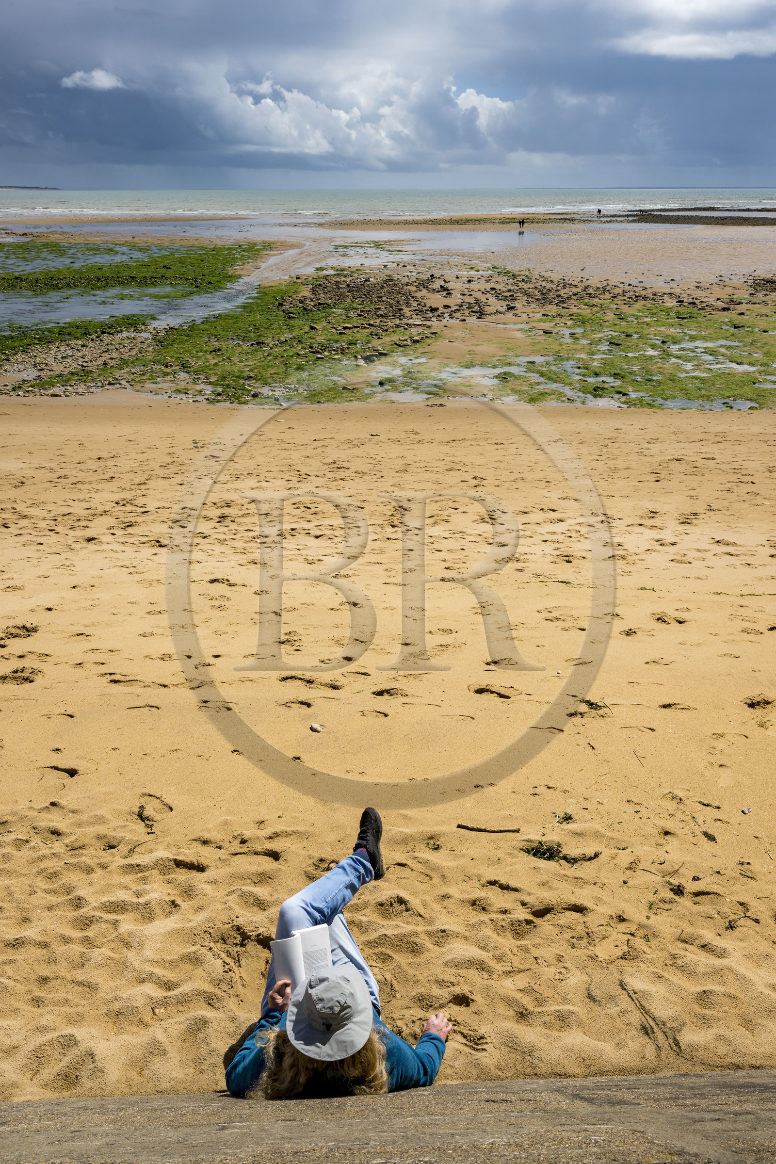 France, Vendée (85), Saint-Vincent-sur-Jard, plage du goulet à marée basse, lecture avec vue