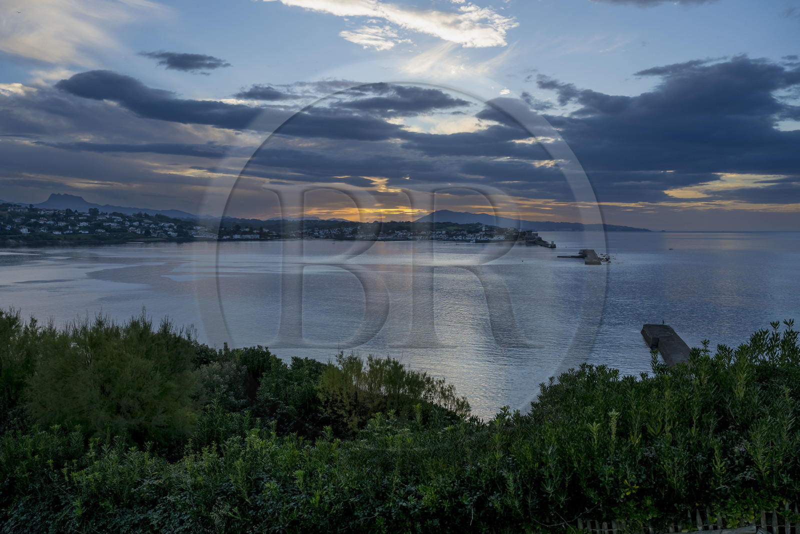 France, Pyrénées-Atlantiques (64), la côte du Pays-Basque, la baie de Saint-Jean-de-Luz et Ciboure en arrière plan