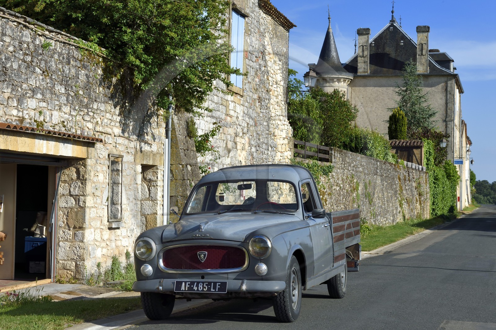 France, Dordogne (24), Périgord Pourpre, Monpazier, labellisé Les Plus Beaux Villages de France, Peugeot 403 pick-up