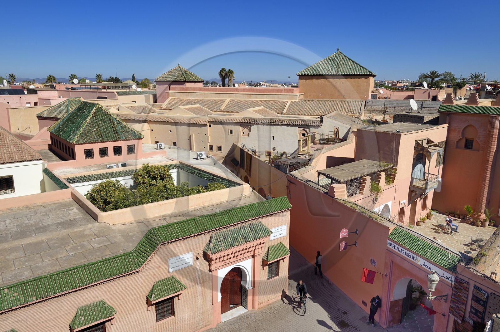 Maroc, Haut-Atlas, Marrakech, ville impériale, Médina classée Patrimoine Mondial de l'UNESCO, la mosquée Ben Youssef et le musée de Marrakech, la Medersa Ali Ben Youssef (école coranique) en arrière plan