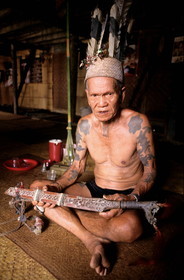 Malaisie, île de Bornéo, Sarawak, guerrier Iban, tribu des Dayaks (anciens coupeurs de têtes) portant son parang (sabre)