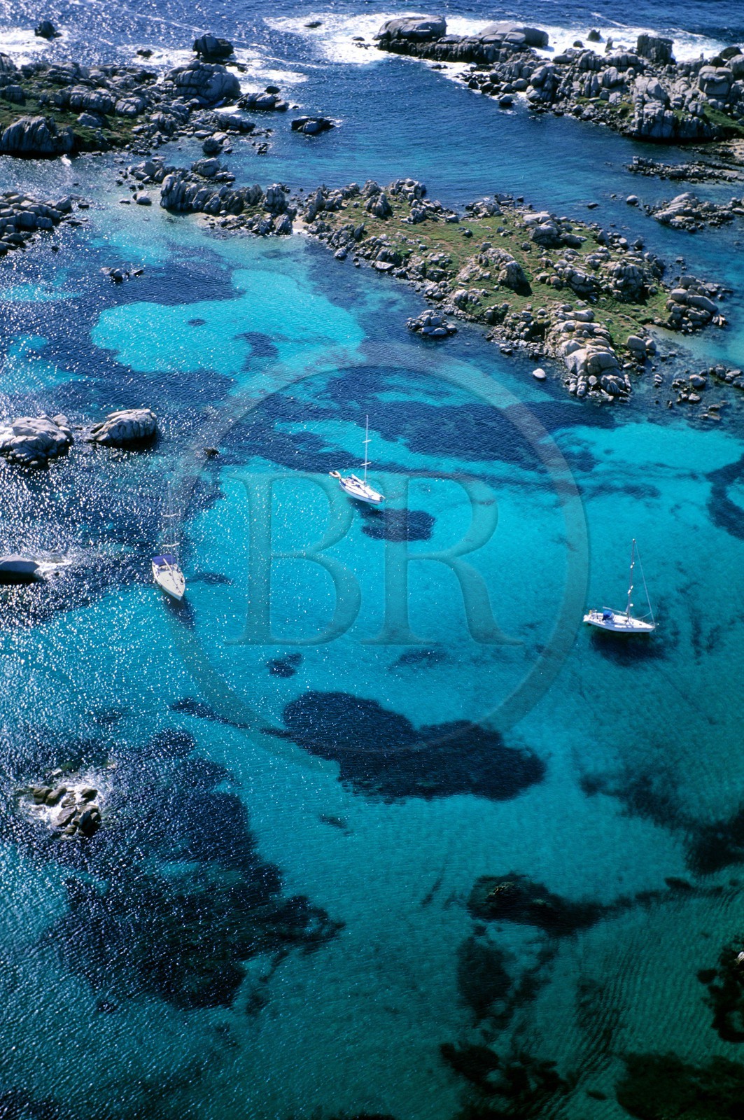 France, Corse-du-Sud (2A), bateaux au mouillage dans l'archipel des îles Lavezzi (vue aérienne)