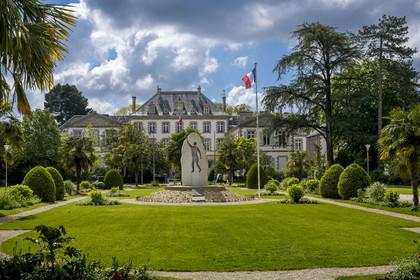 France, Vendée (85), La Roche-sur-Yon, le jardin de la préfecture et la préfecture (1818)