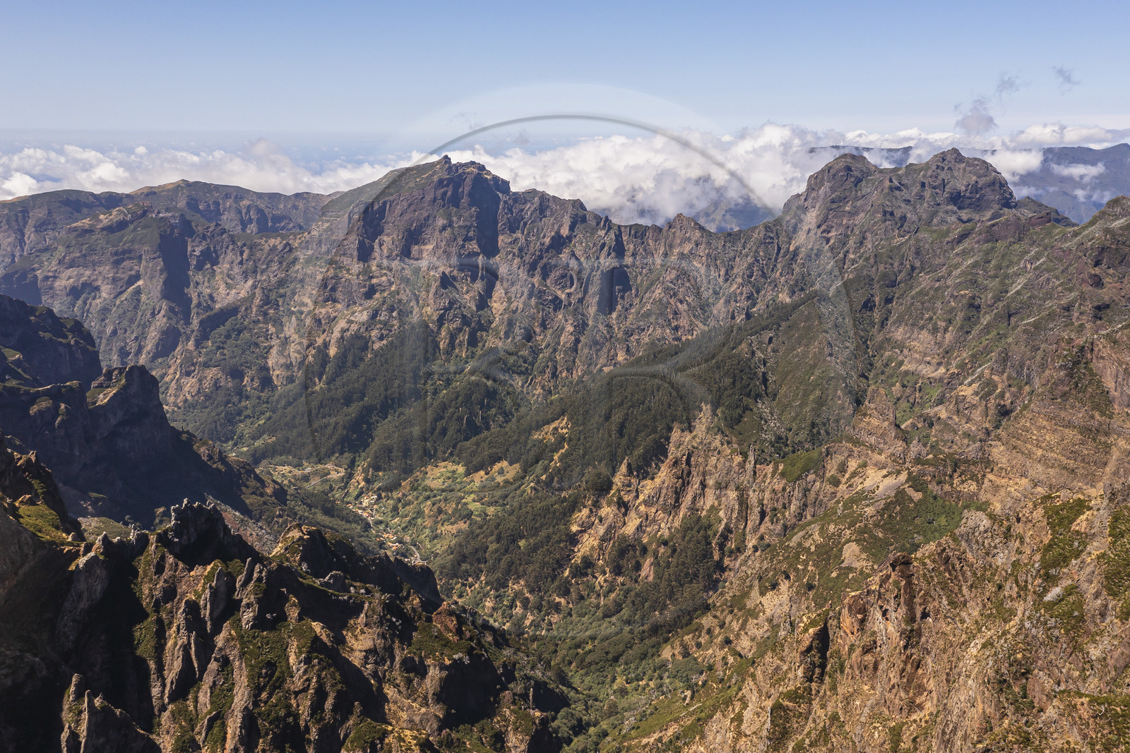 Portugal, Ile de Madère, randonnée sur le Vereda do Areeiro entre les monts Pico Ruivo (1862m) et Pico Arieiro (1817m), le Pico Das Torres et la vallée de Curral Das Freiras en arrière plan (vue aérienne)