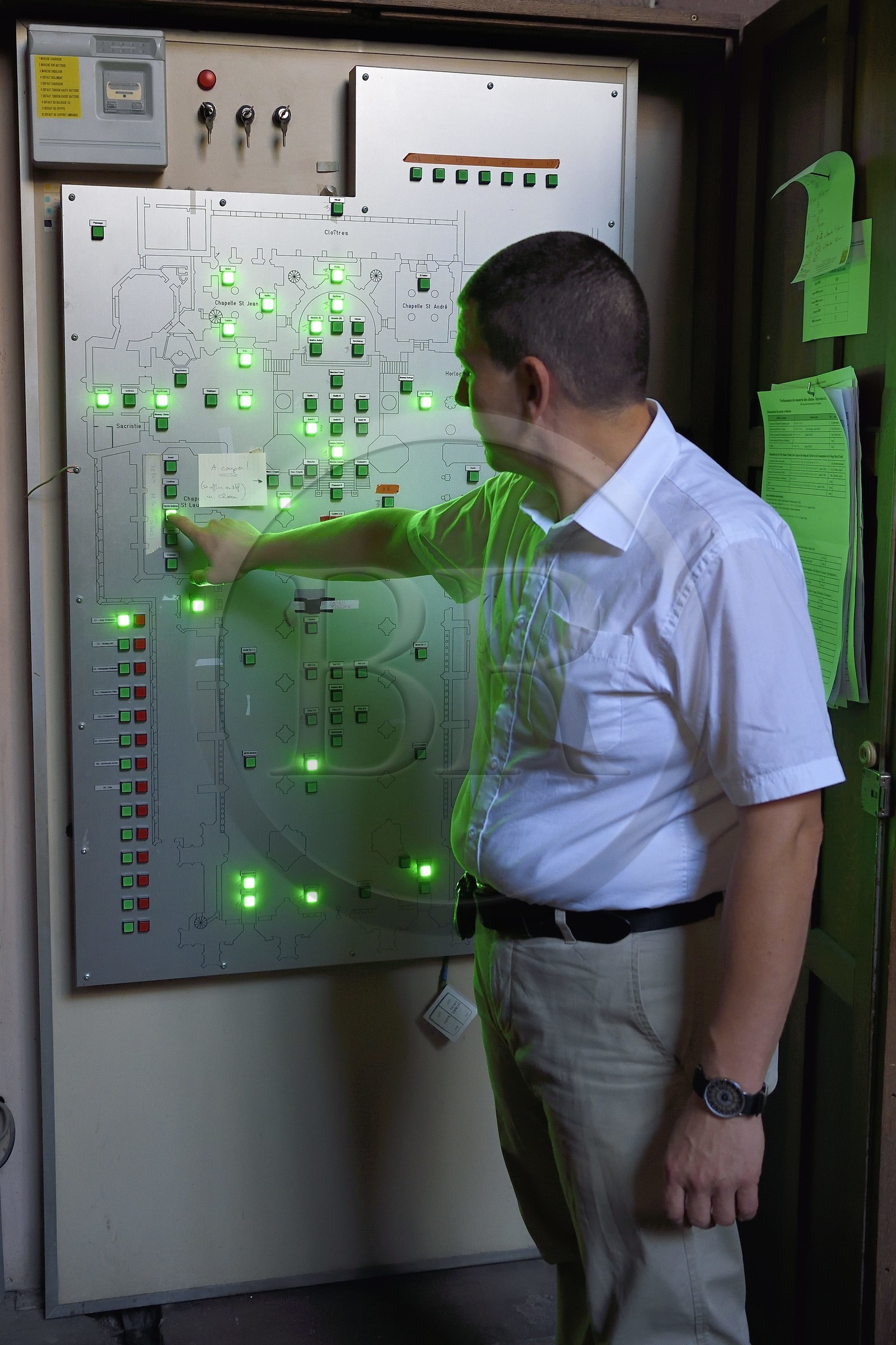 France, Bas-Rhin (67), Strasbourg, vieille ville classée au Patrimoine Mondial de l'UNESCO, la cathédrale Notre-Dame, le sacristain Michel Bolli allume les différents secteurs de la Cathédrale depuis le panneau électrique central
