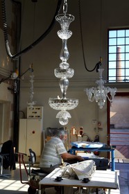 France, Moselle (57), Saint-Louis-les-Bitche, la Cristallerie Saint-Louis, atelier d'assemblage des lustres