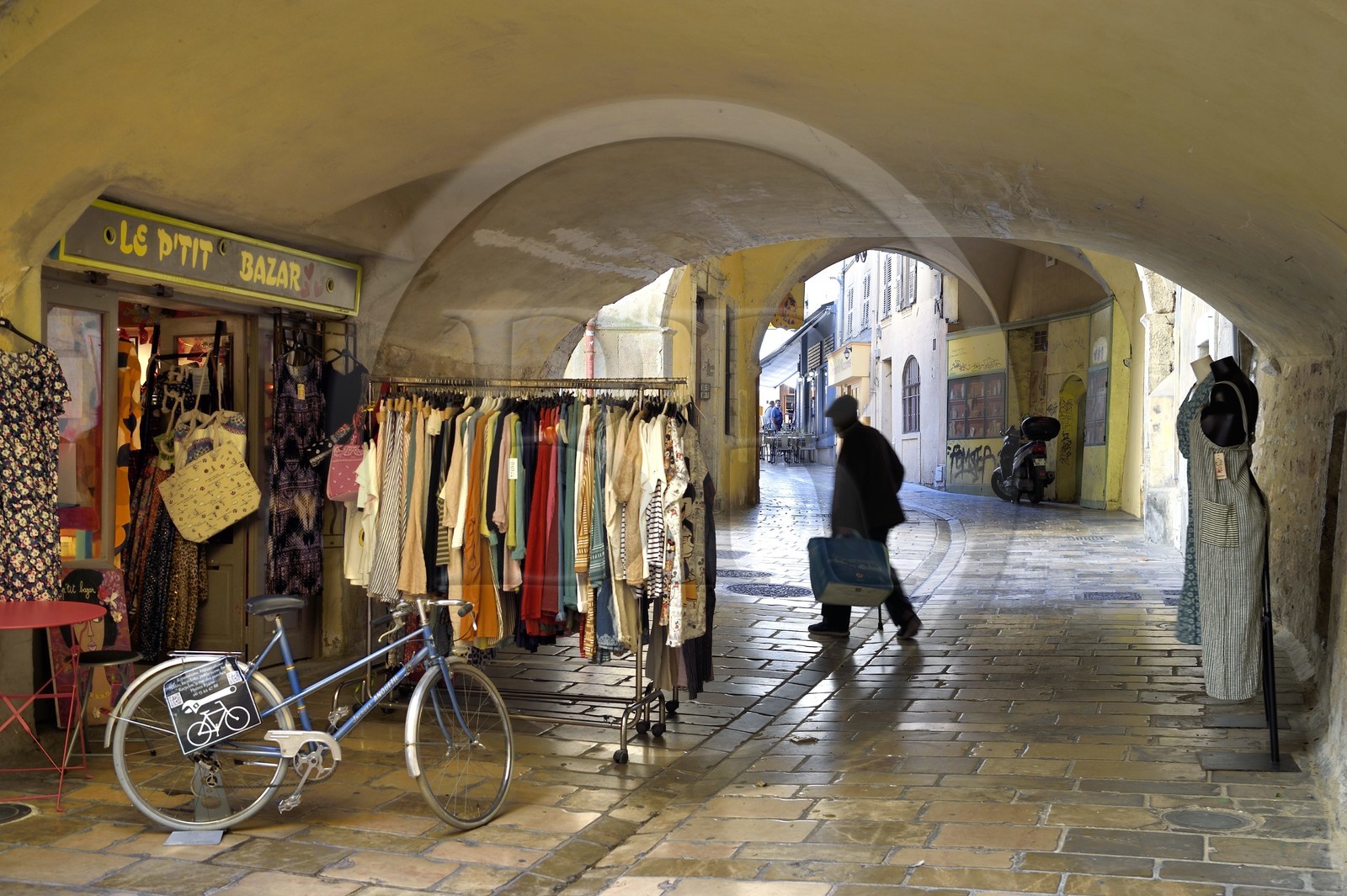 France, Var (83), Hyères, magasin sous les arcades de la rue des Porches