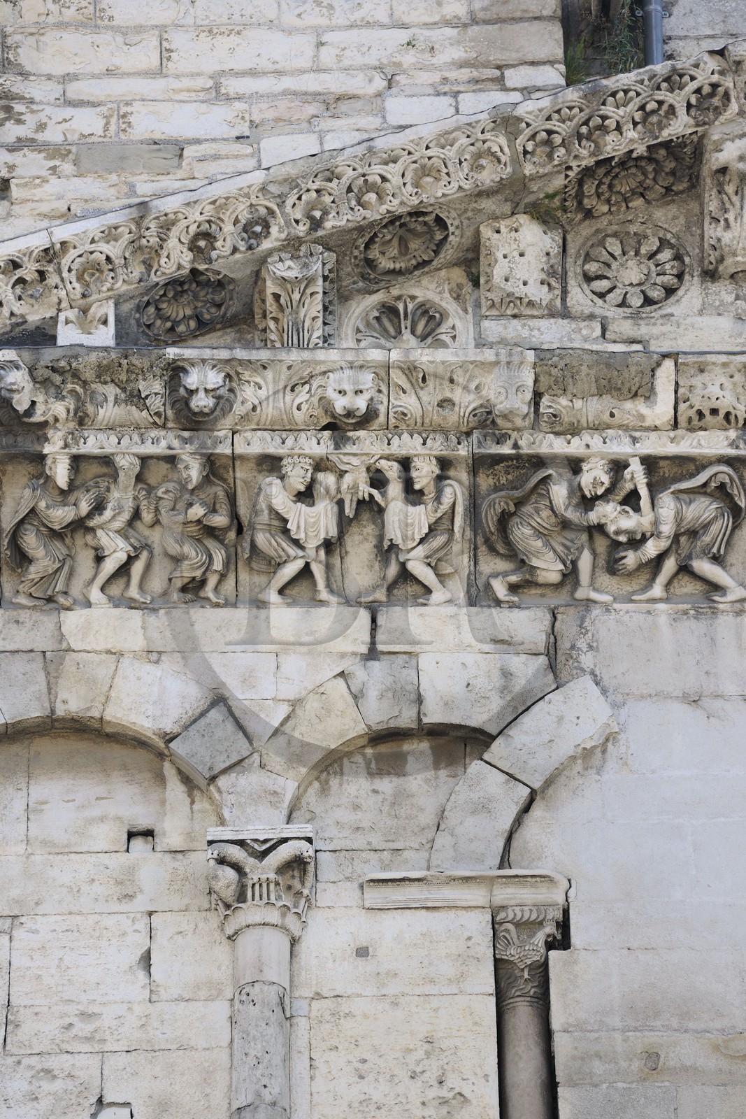 France, Gard (30), Nimes, détail de la façade de la Cathédrale Notre-Dame-et-Saint-Castor