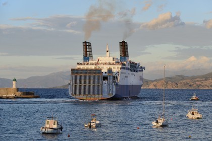 France, Haute-Corse (2B), Balagne, L'Ile Rousse, départ du ferry de la SNCM du port